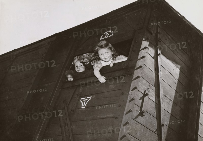 Des enfants de déportés libérés quittent l'Allemagne et rentrent chez eux. (13 mai 1945)