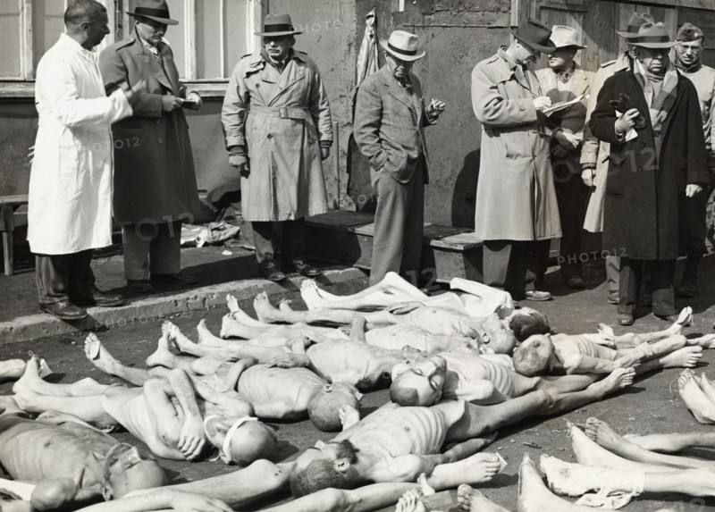 Des membres de la presse américaine visitent le camp de torture de Dachau (Mai 1945)