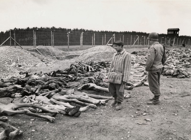 Les victimes de la torture allemande attendent la mise à la terre (Landsberg, le 1er mai 1945).