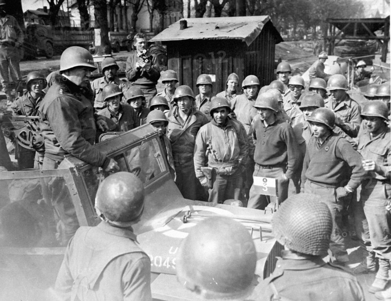 Le lieutenant général Patton remercie les ingénieurs. (22 mars 1945)