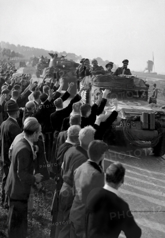 Des civils hollandais accueillent les hommes de la division blindée de la British Guard. (Graves, 18 septembre 1944)