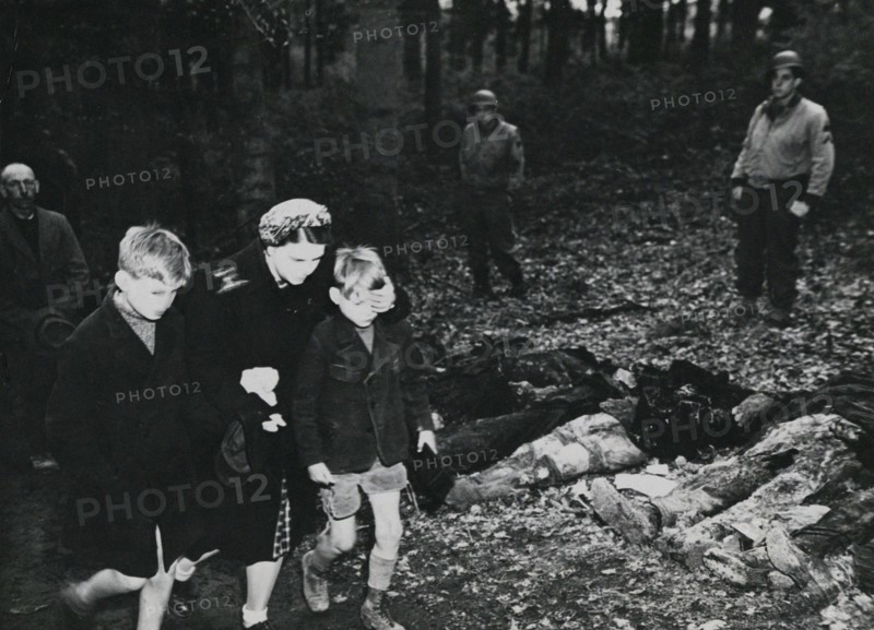 Les américains forcent les civils allemands à exhumer les corps des victimes d'atrocités. (Suttrop, mai 1945)