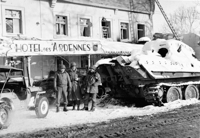 Officiers de la 9e Armée de l'air US devant un char allemand hors d'état de nuire (secteur de St-Vith - 3 février 1945)
