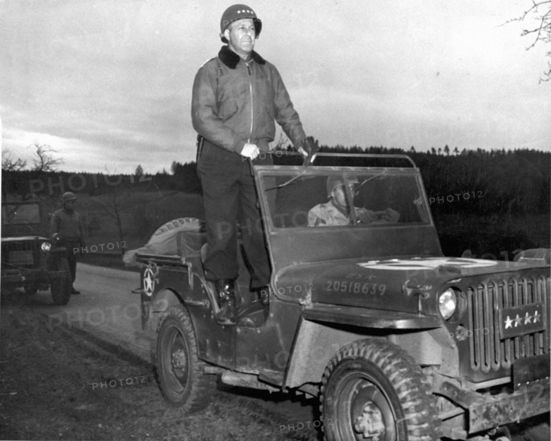 Général Jacob L. Devers  à Heppenheim (Allemagne) le 30 mars 1945.