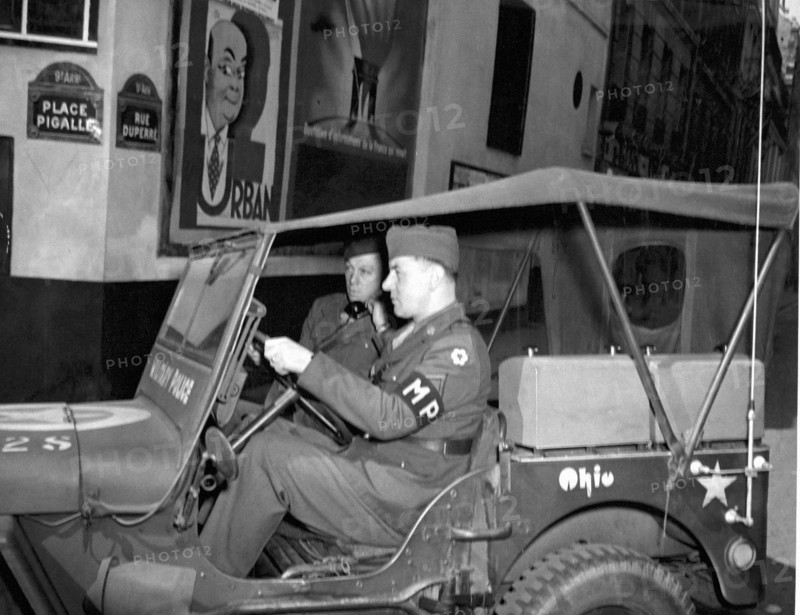 Police militaire américaine Place Pigalle, 1945