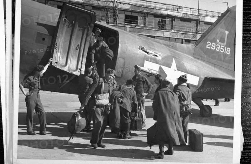 Les avions américains ramènent en France les prisonniers français (Le Bourget (France) 19 avril 1945)