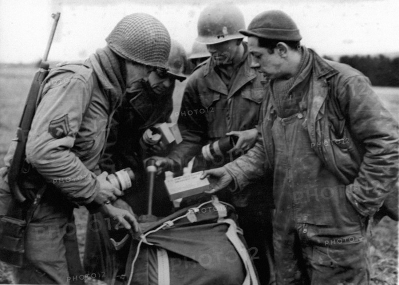 Préparation d'un sac d'approvisionnement, 1945