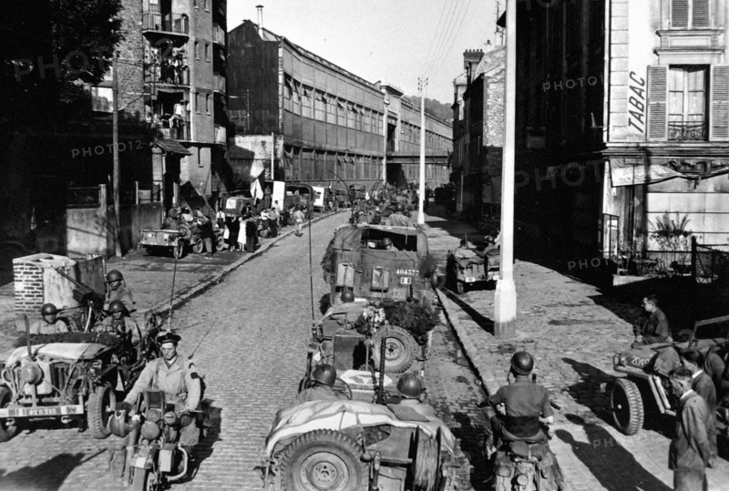 Des soldats français traversent Meudon aux environs de Paris (France), 25 août 1944.