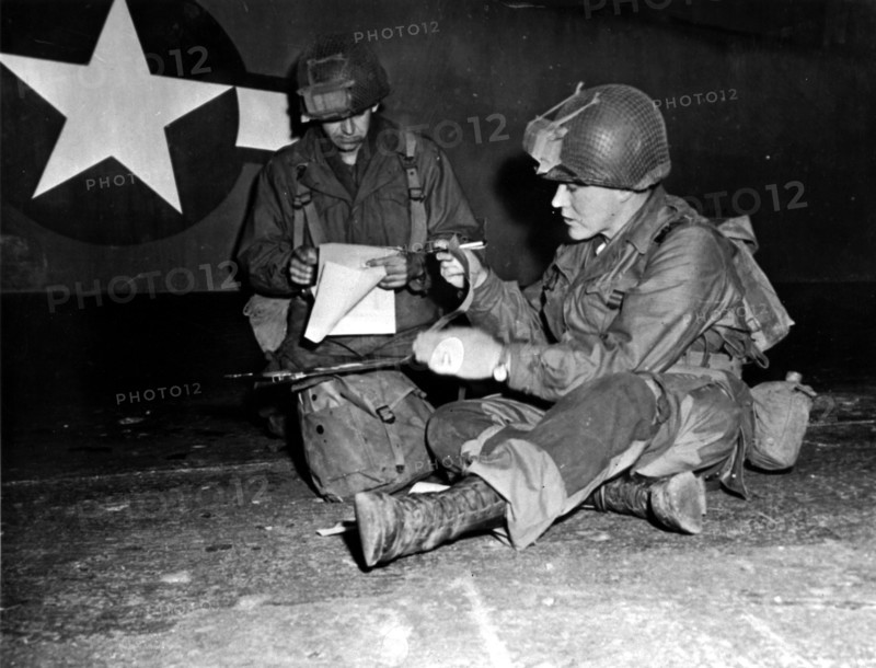 U.S Airborne troops prepare to land East of Rhine (March 24, 1945)