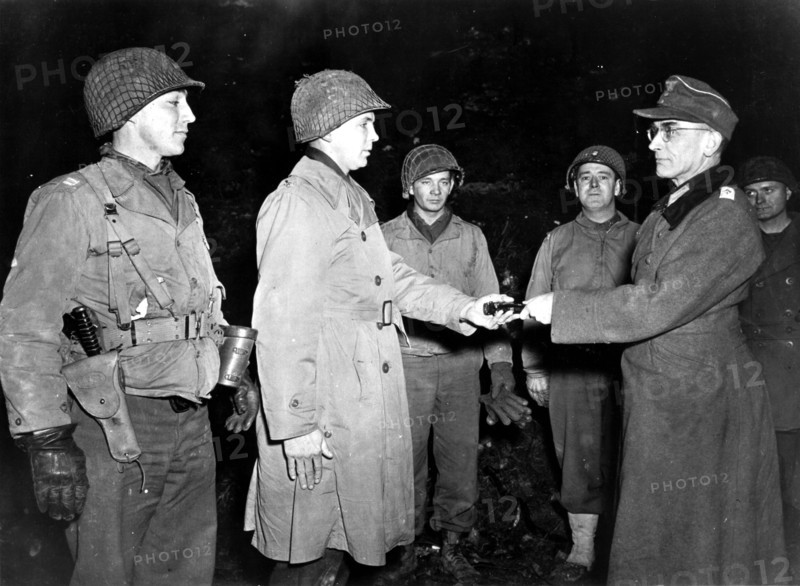 Le commandant d'un fort allemand se rend aux officiers américains dans la région de Metz. (6 décembre 1944)