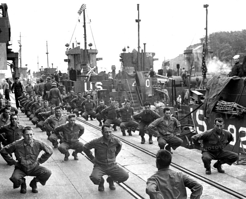 Peu avant leur départ pour la France, ces membres de troupes d'assaut se dérouillent les jambes à bord d'un vaisseau de débarquement  (6 juin  1944)