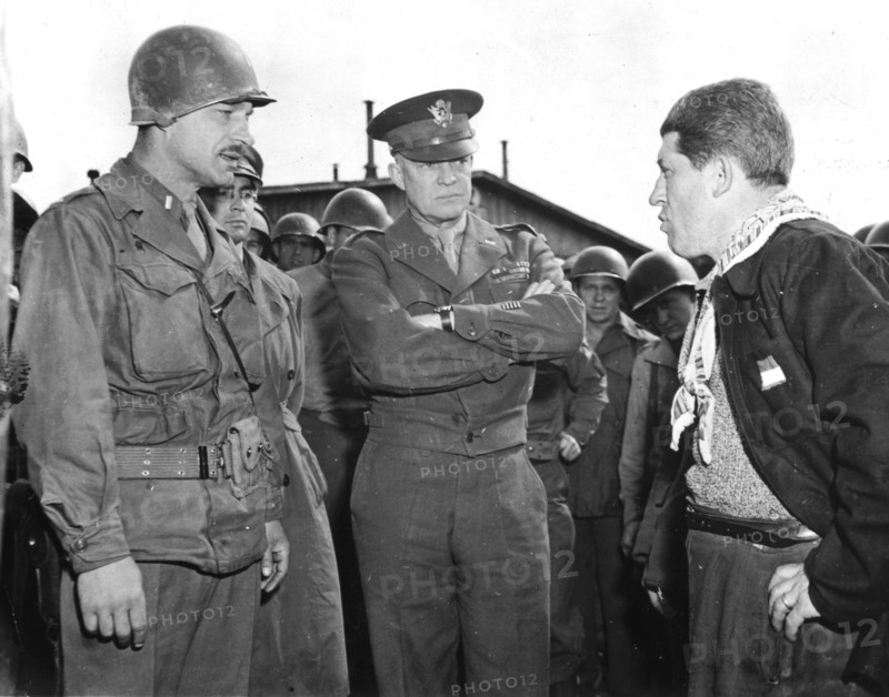 Général Eisenhower dans le camp de concentration d'Ohrdruf (Allemagne) avril 1945