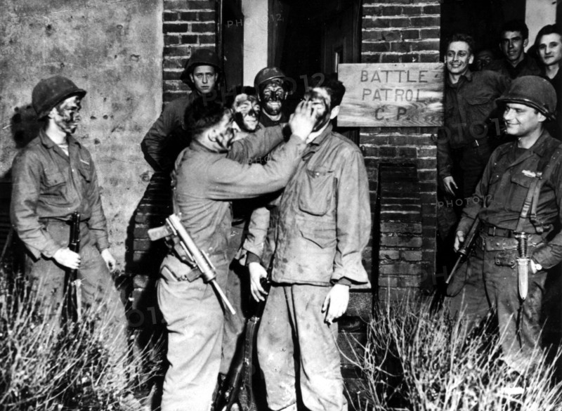 Une équipe de combat américaine se prépare avant de partir en mission (Allemagne) 1945