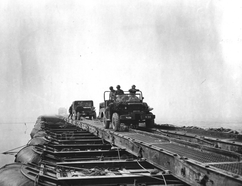 Des ingénieurs américains jetent un pont sur le Rhin (25 mars 1945)