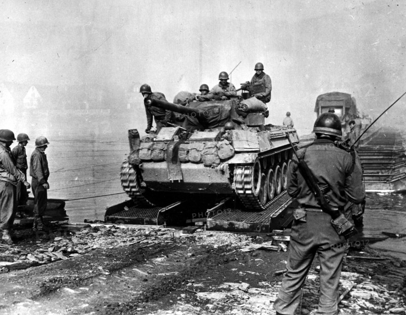 Chasseur de chars américain franchissant la Moselle (Allemagne). 15 mars 1945