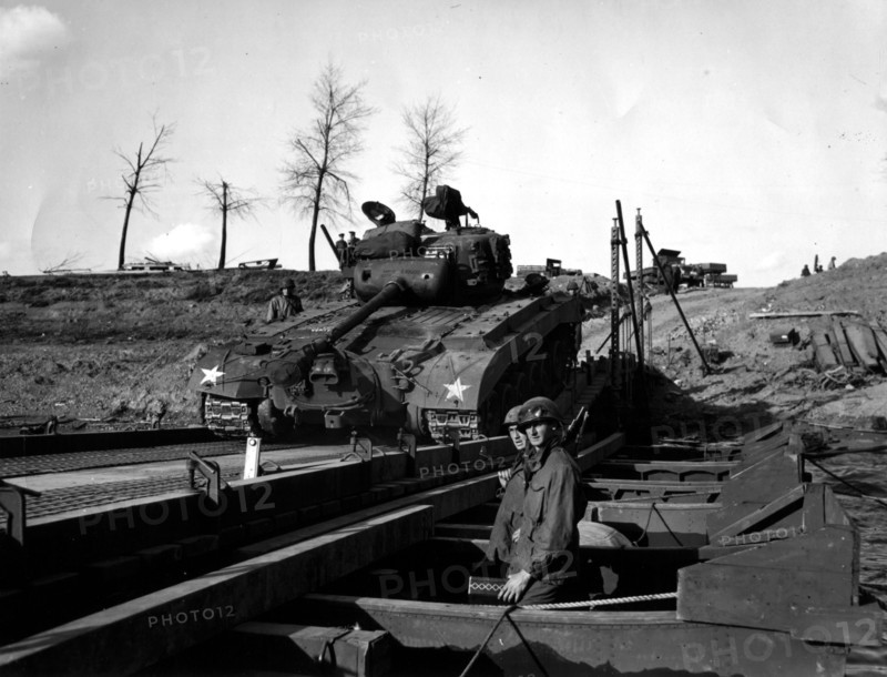 Char américain General Pershing franchissant le Rhin  (Allemagne) 30 mars 1945
