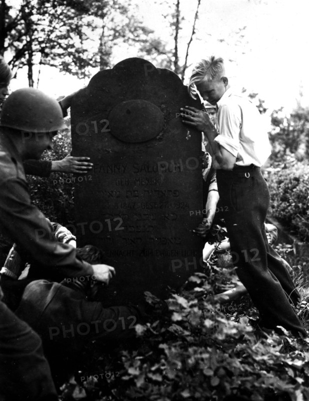 Nazis forcés de remplacer une tombe profanée à  Mulheim (Allemagne) 21 mai 1945