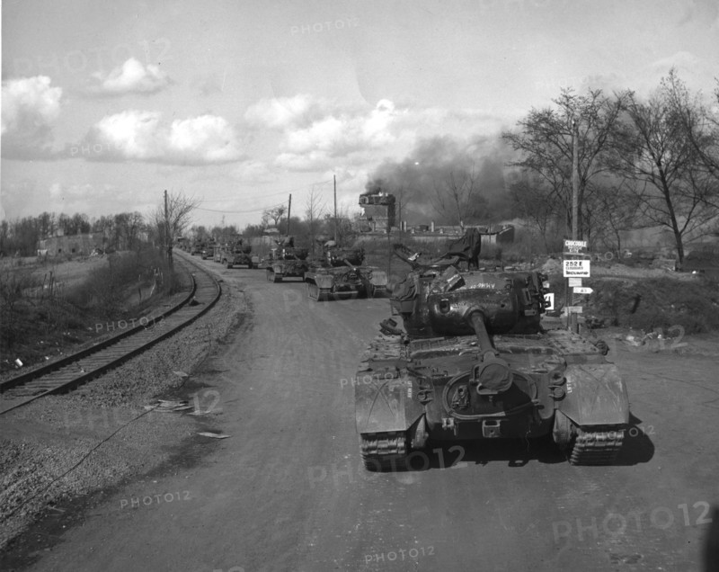 Un convoi de chars General Pershing traverse un village allemand dévasté près de Wesel (30 mars 1945)