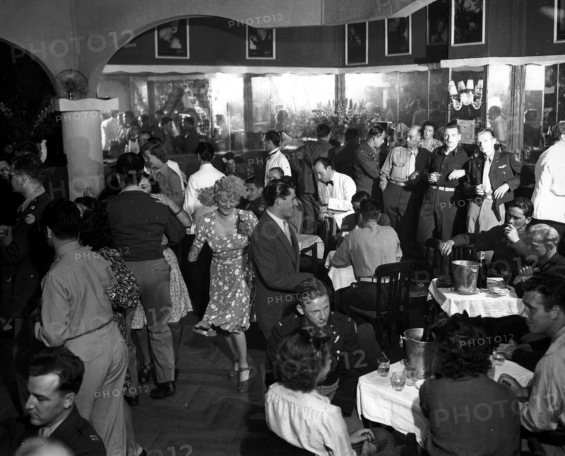 Au Club Normandie à Cannes (France) le 23 juin 1945