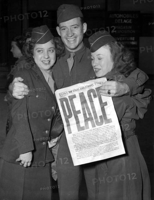 Troupes américaines célébrant à Paris (France) la reddition du Japon. 10 août 1945