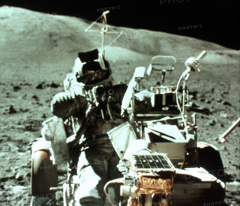 Astronaute H. H. Schmitt assis dans le véhicule lunaire (Apollo XVII) 13 décembre 1972