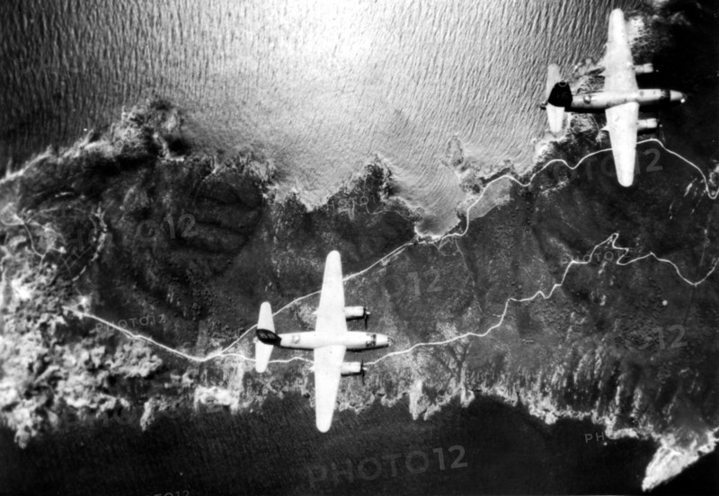 Des bombardiers U.S. pilonnent l'artillerie allemande, sur les côtes du Sud de la France.
(Avant le 15 août 1944)