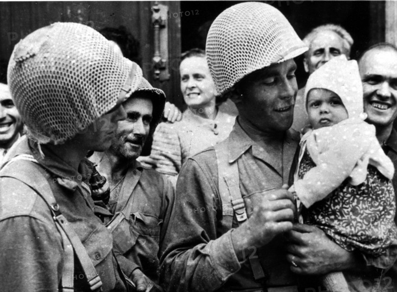 U.S. soldiers in Bologna (April 25, 1945)