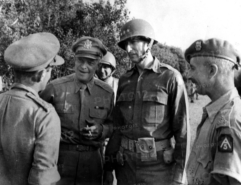 Le général Eisenhower sur le front de Salerno.
(21 septembre 1943)