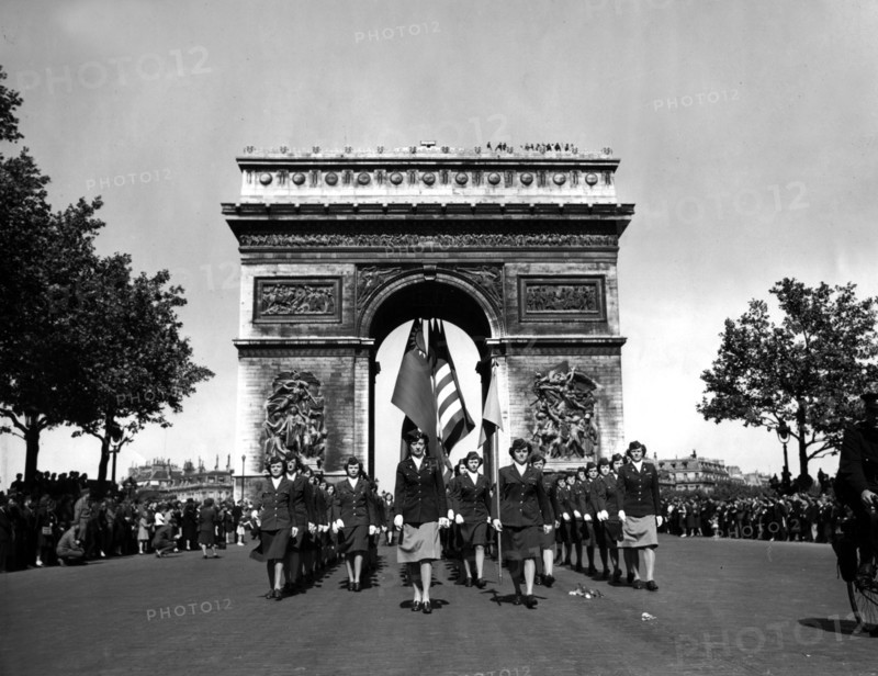 A Paris, le corps d'armée féminin U.S. célèbre son 3e anniversaire.
(14 mai 1945)