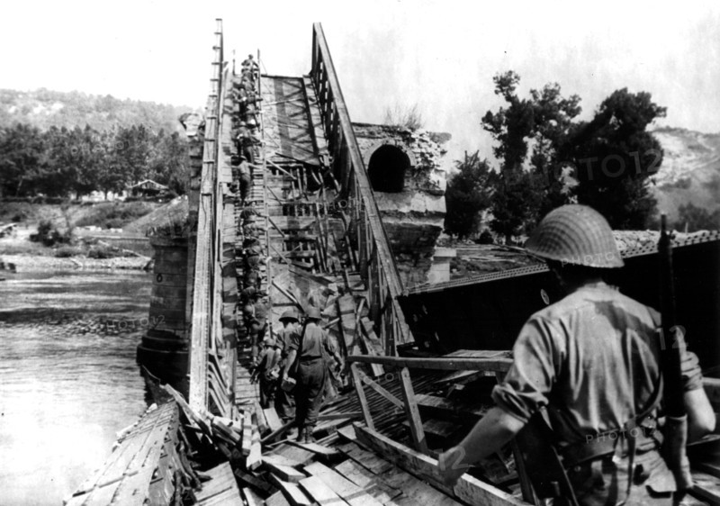 Troupes britanniques traversant un pont à Vernon.
(27 août 1944)