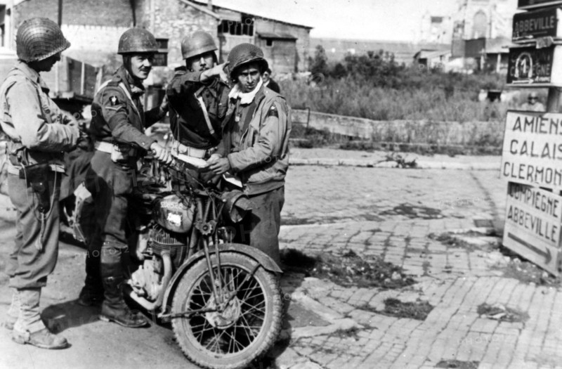 British direct U.S. troops in Beauvais (France) August 31, 1944