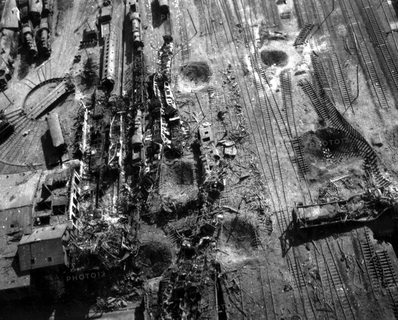 Dépôt ferroviaire de Celle, en Allemagne, détruit par des bombardiers de la 9e U.S. Air Force.
(Avril 1945)