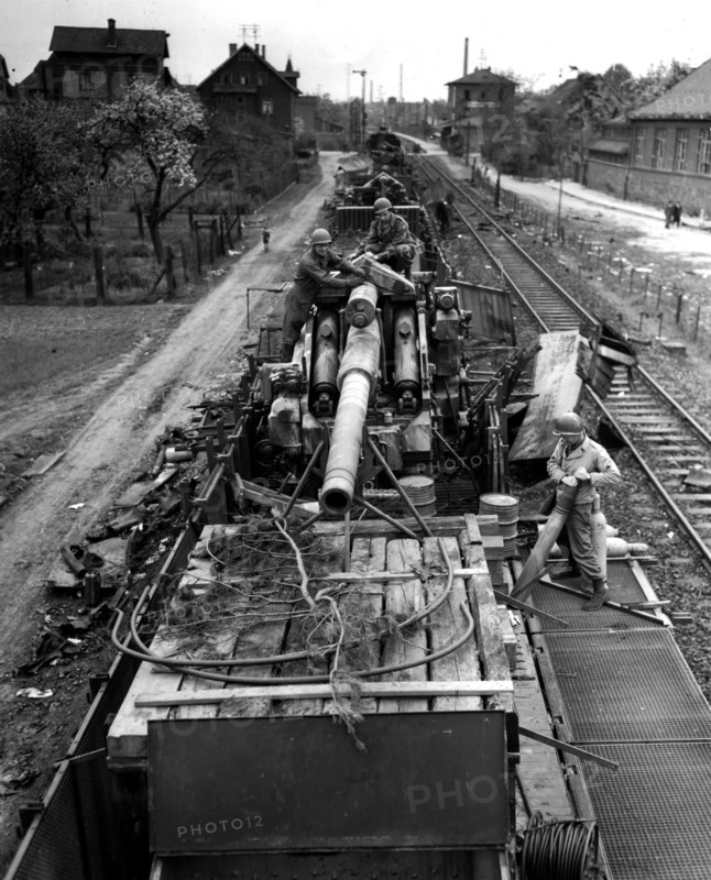 A German 5-inch railway gun found by U.S. soldiers-Hanau (Germany) April 15, 1945