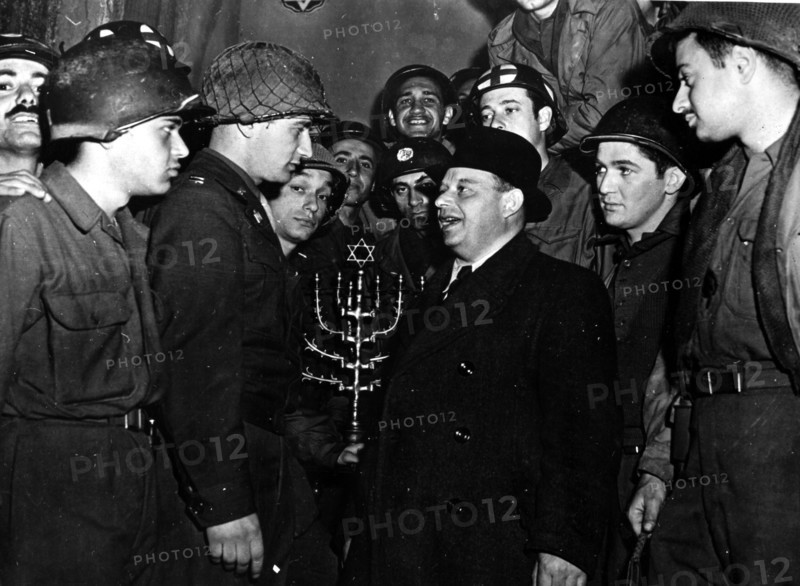 Juifs allemands lors d'un service religieux à la synagogue de Krefeld, en Allemagne.
(29 mars 1944)