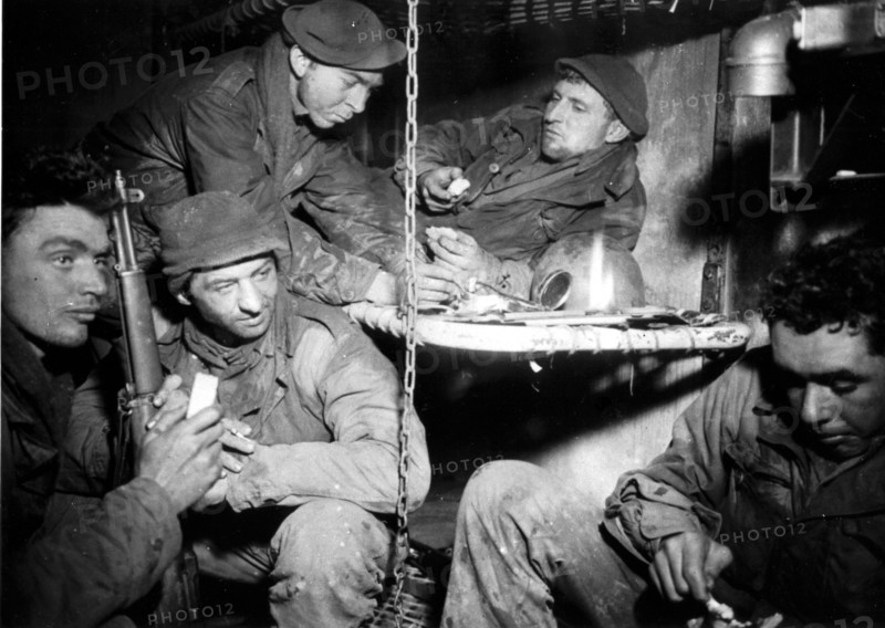A Prum, en Allemagne, moment de détente pour les troupes américaines épuisées.
(12 février 1945)