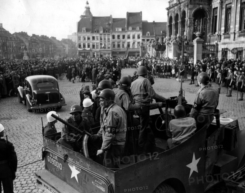 Police militaire américaine à Maastricht, aux Pays-Bas.
(21 mars 1945)