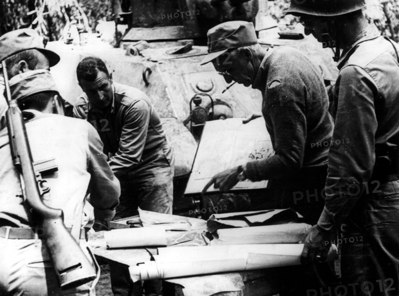 Le Lt. Gen. américain Joseph W. Stilwell dans le nord de la Birmanie.
(Juin 1944)