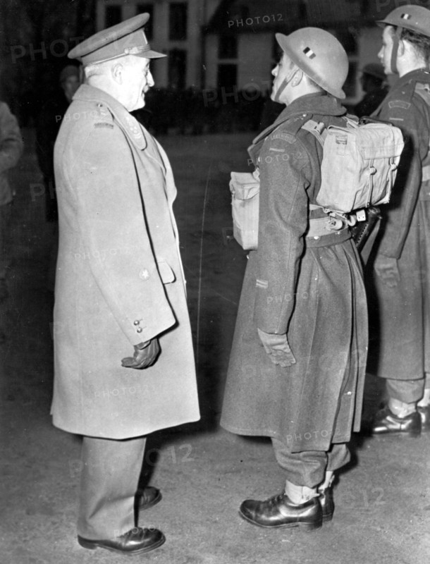 Un général belge passe en revue les troupes de la nouvelle armée nationale.
(Automne 1944)