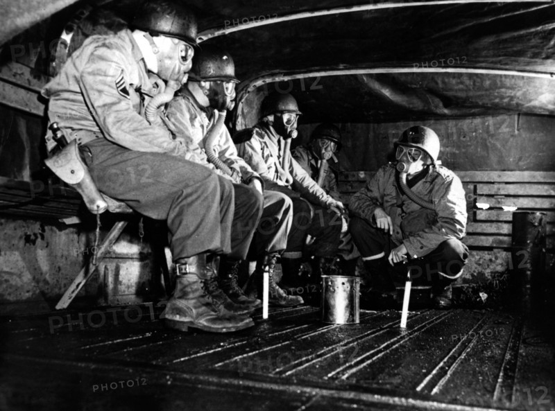 Troupes américaines testant des masques à gaz.
(1945)