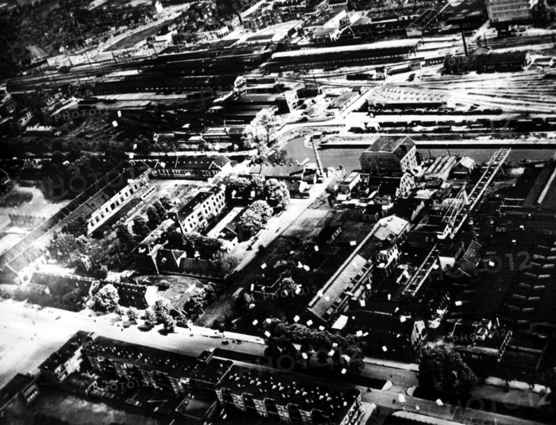 Avions américains larguant des colis de nourriture au-dessus des Pays-Bas.
(Début mai 1945)