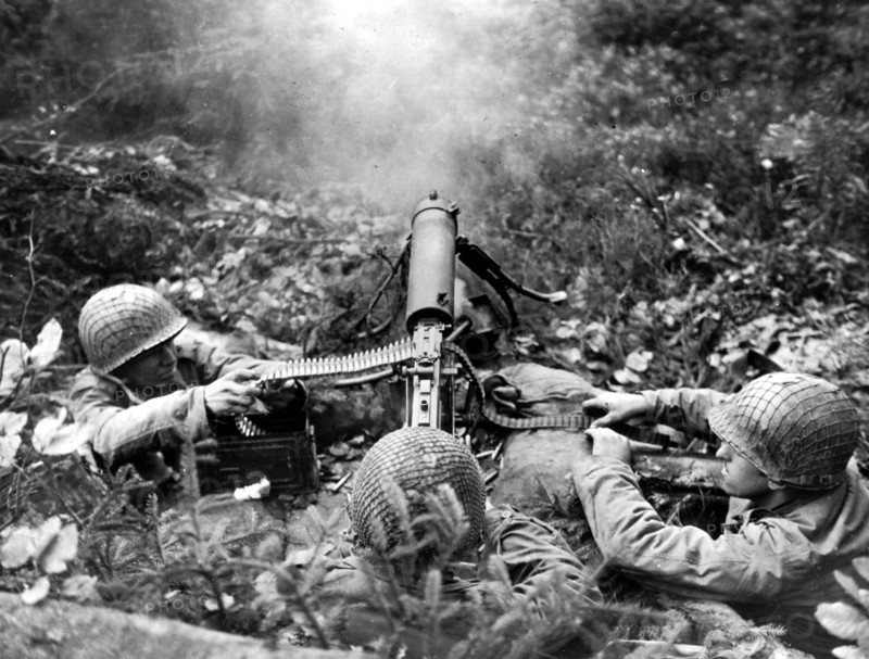Mitrailleuse américaine ouvrant le feu en Allemagne.
(Automne 1944)