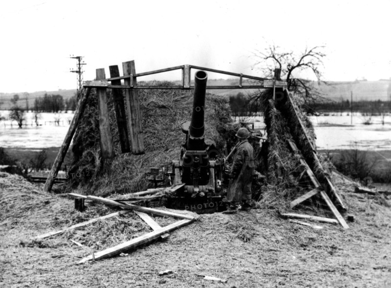 Abandonned German gun near Sarrebourg (November 21, 1944)