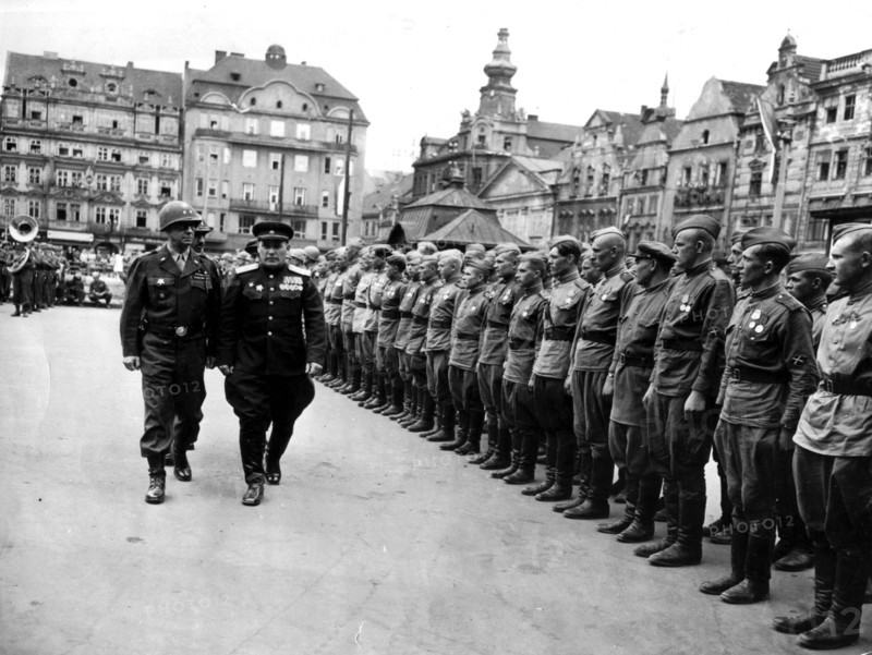 U.S General reviews Russian troops in Pilsen(Czechoslovakia) May 18,1945