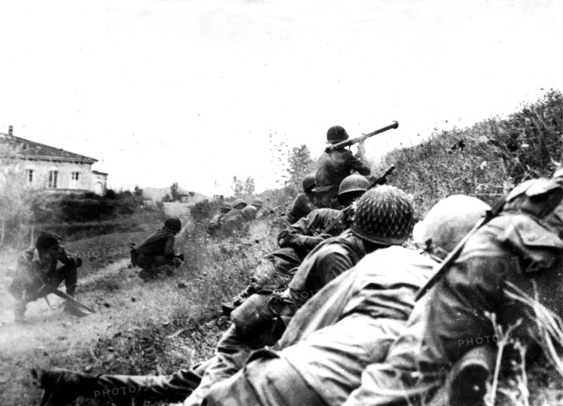 U.S patrol spots German machine gun nest near Lucca (Italy) 1944