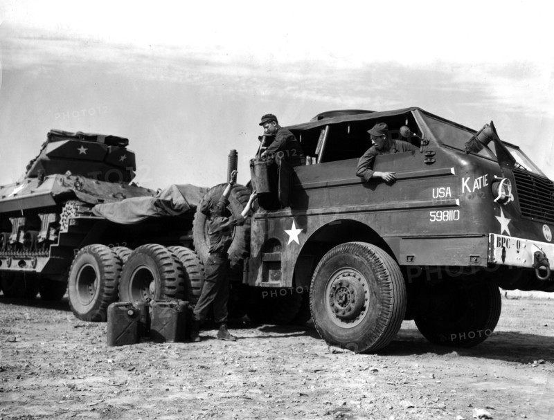 Ravitaillement d'un char remorqueur américain M-25 à Brême, en Allemagne.
(19 juillet 1945)