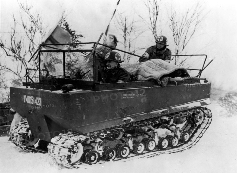 Des hommes du corps médical américain évacuent un blessé en ambulance.
(1er février 1945)