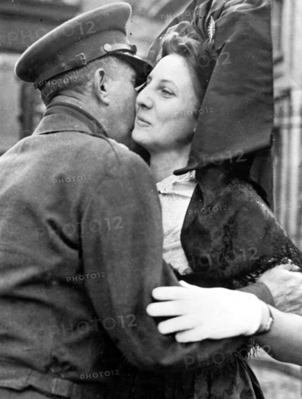 Alsatian girl receives a kiss from  U.S General in Belfort (France),  Fall November ,1944