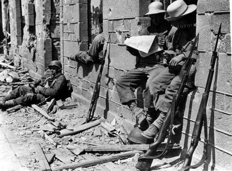 Pause au cours de la progression américaine.
(France, été 1944)