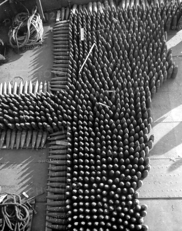 Obus de 155 mm à bord d'un navire, à Marseille.
(1er janvier 1945)