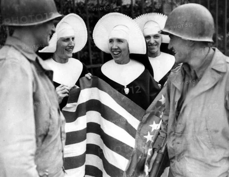 Nuns welcome U.S troops to Epinal (France), Autumn 1944